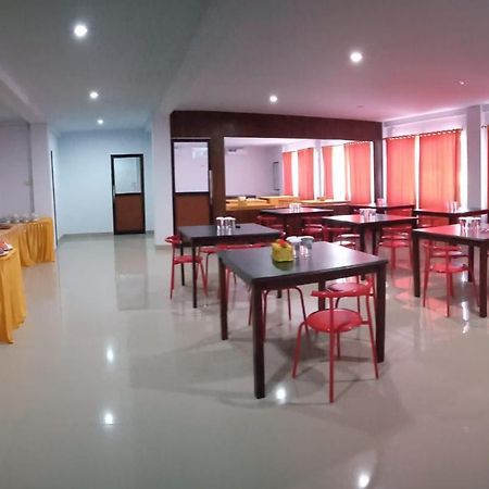 Hotel Meganita Mamuju Bagian luar foto