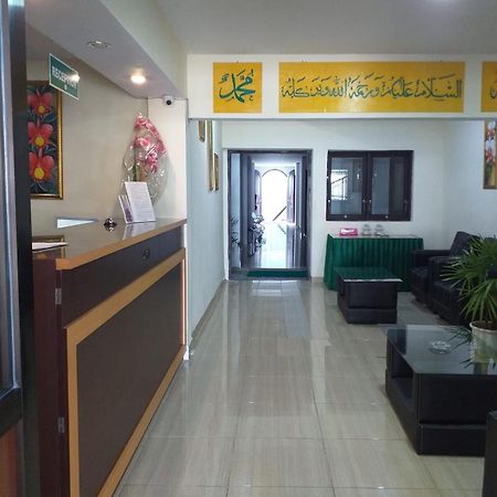 Hotel Meganita Mamuju Bagian luar foto