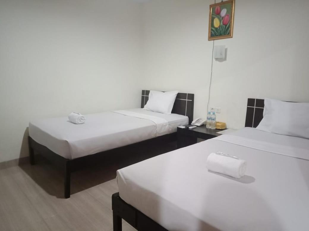 Hotel Meganita Mamuju Bagian luar foto