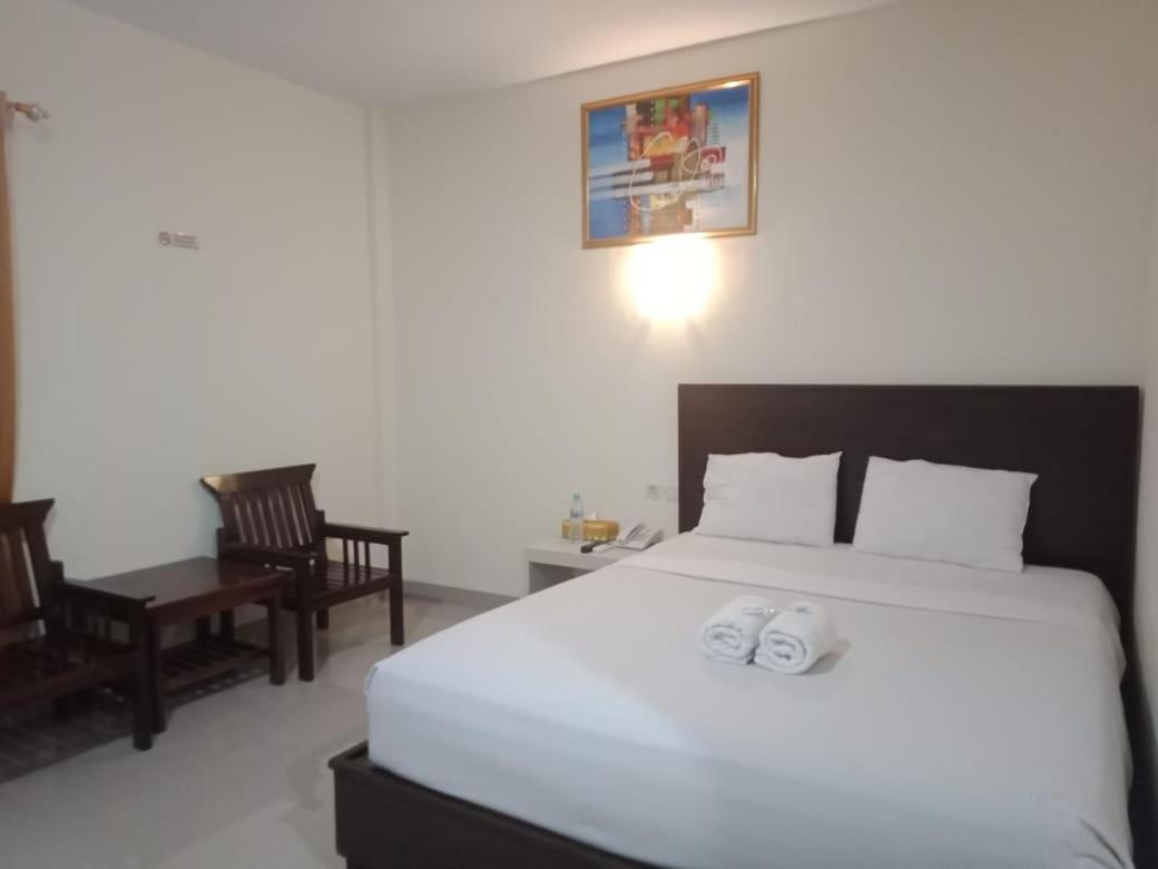 Hotel Meganita Mamuju Bagian luar foto