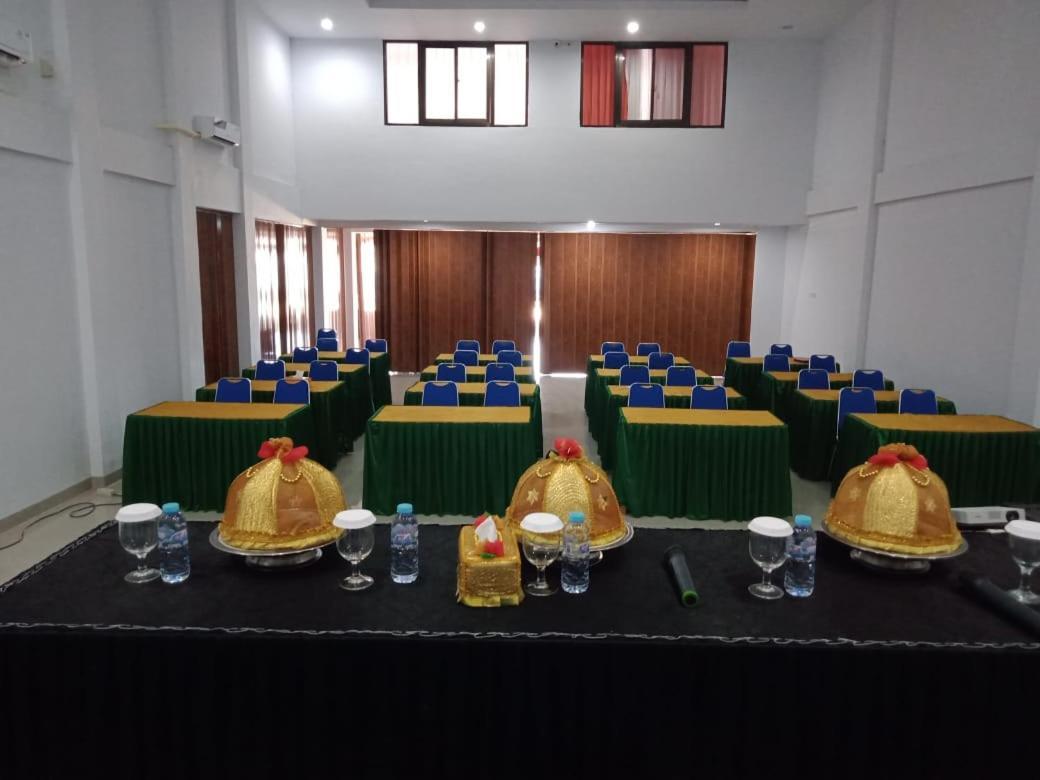 Hotel Meganita Mamuju Bagian luar foto