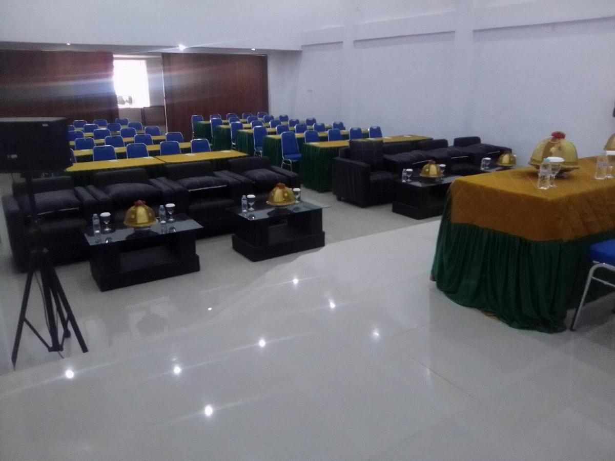 Hotel Meganita Mamuju Bagian luar foto