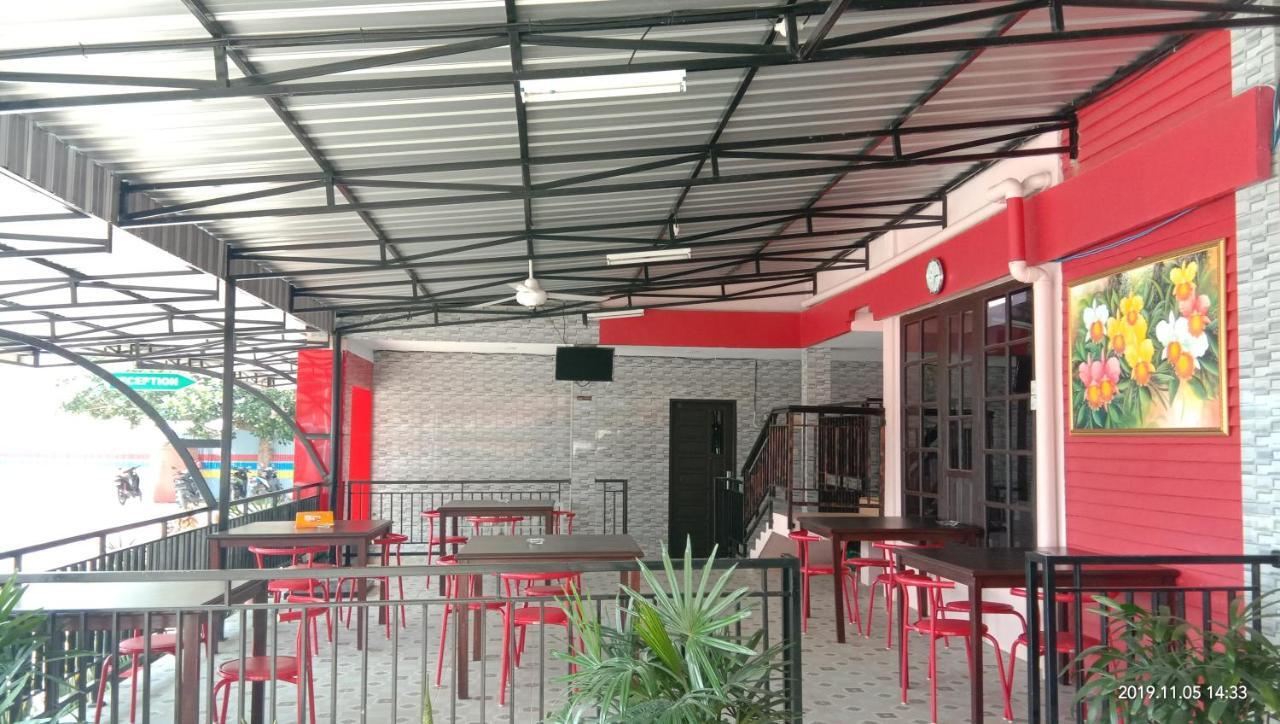 Hotel Meganita Mamuju Bagian luar foto