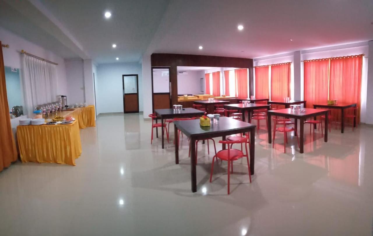 Hotel Meganita Mamuju Bagian luar foto