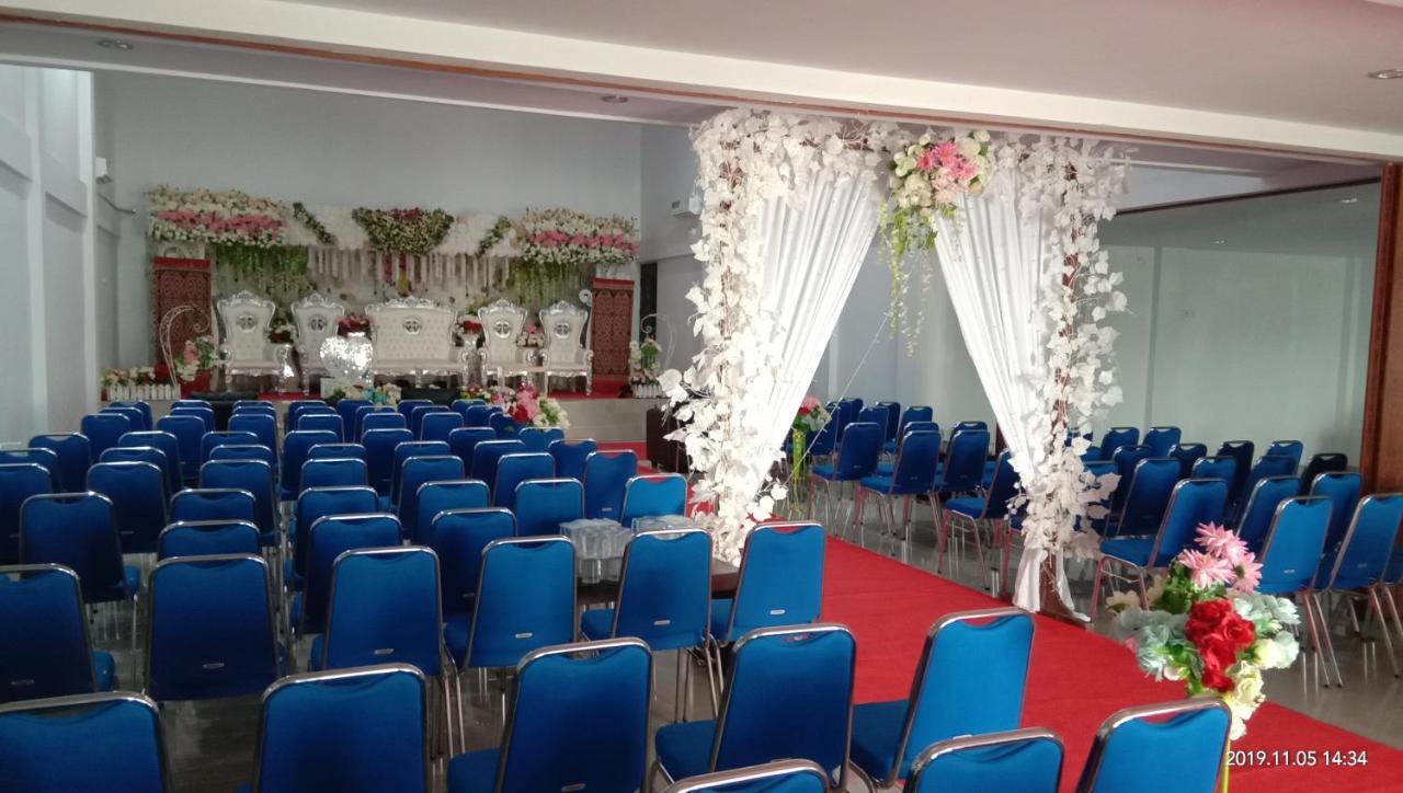 Hotel Meganita Mamuju Bagian luar foto