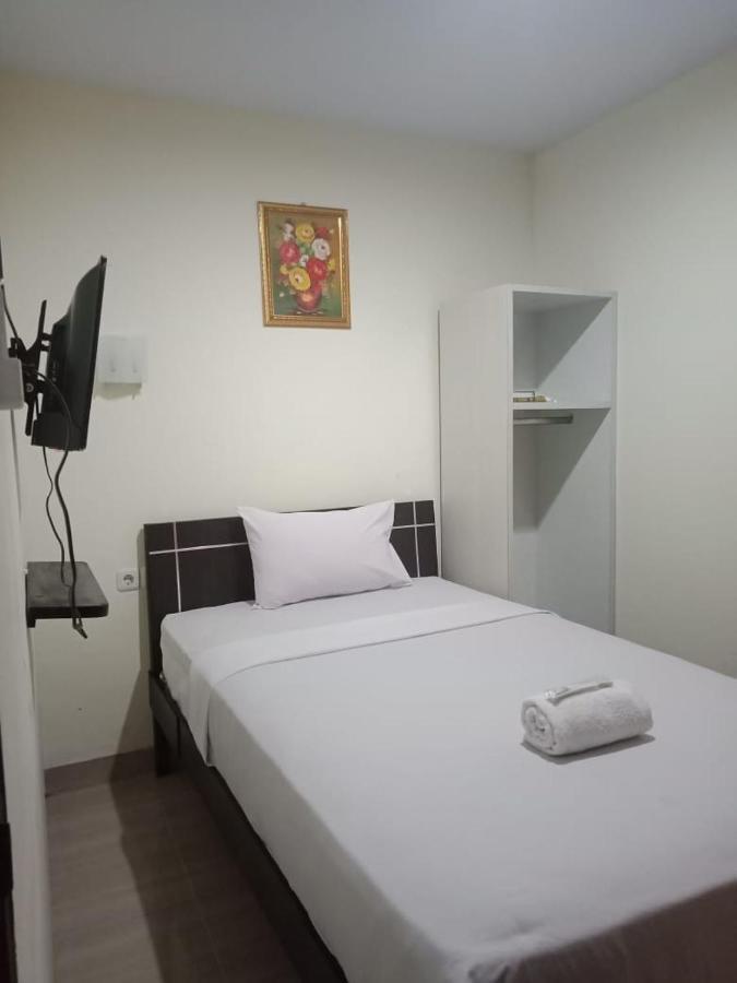 Hotel Meganita Mamuju Bagian luar foto