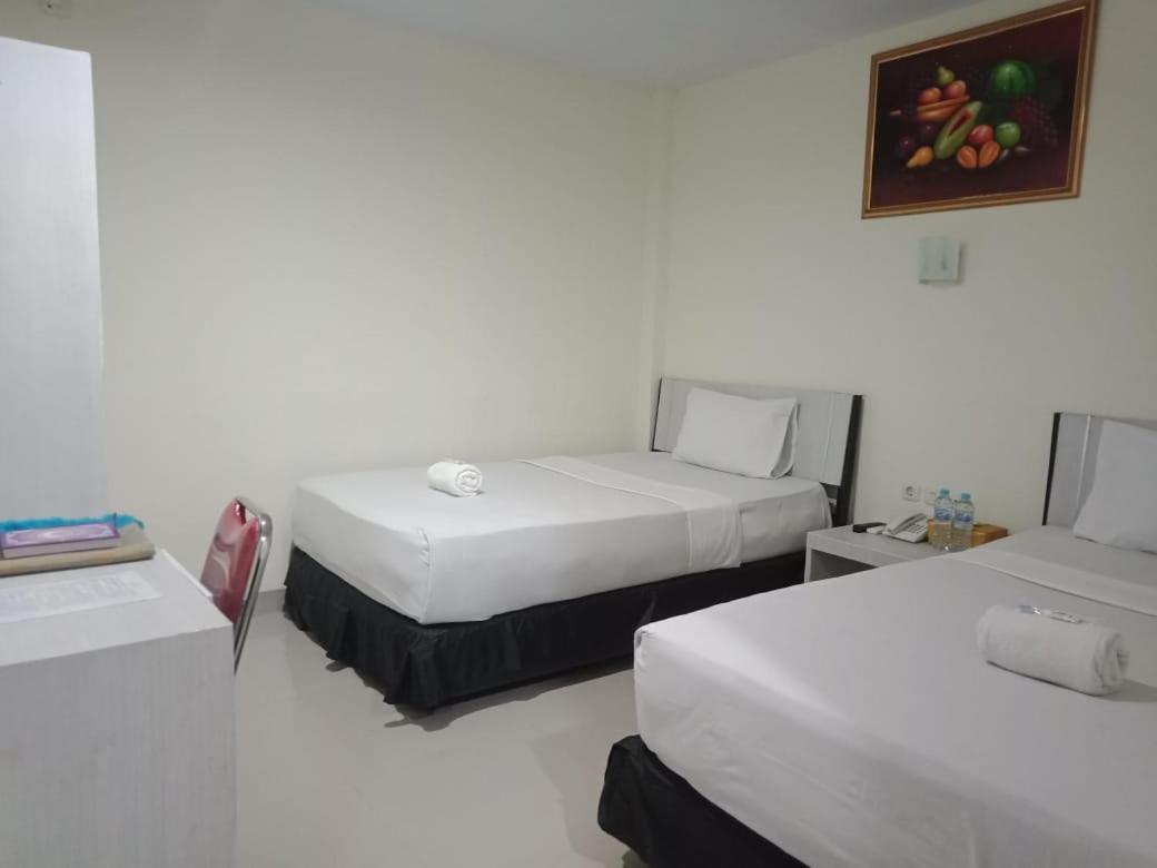 Hotel Meganita Mamuju Bagian luar foto